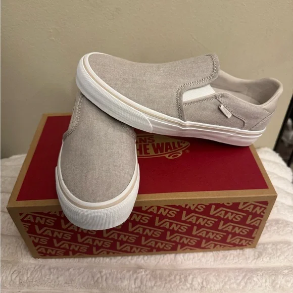 Vans Tan Sneakers Classic Low-Top Design Size - 7 Women’s / 5.5 Men’s - Picture 1 of 12